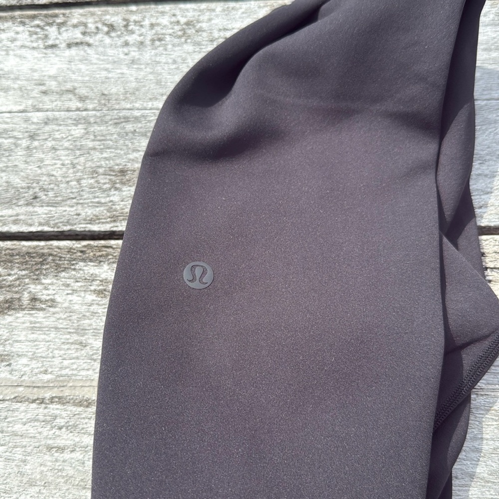 Lululemon Cut-Out Waist High-Rise Train Tight 25"
Black size 6 NWT - Picture 5 of 6
